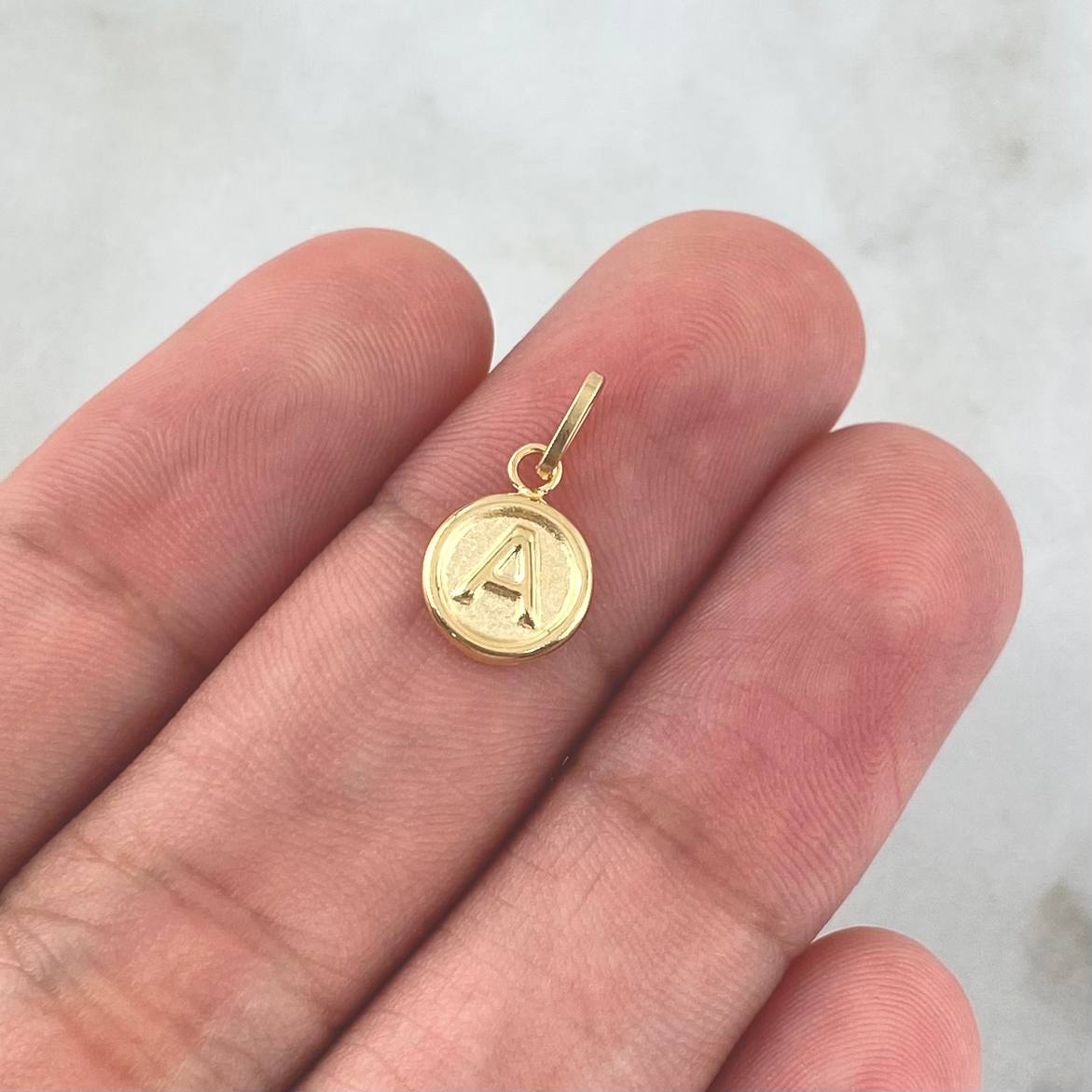 Dije Letra A 0.45gr / 1.4cm / Circulo Mate Oro Amarillo 18K
