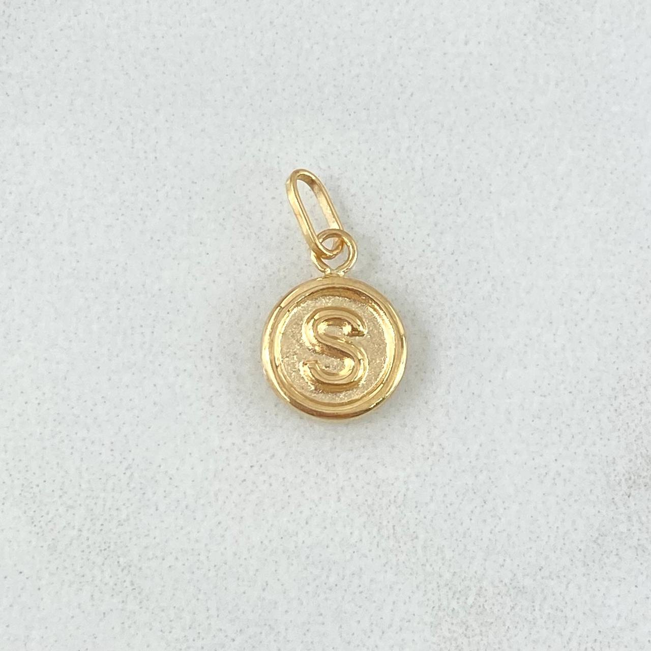 Dije Letra S 0.4gr / 1.4cm / Circulo Mate Oro Amarillo 18K