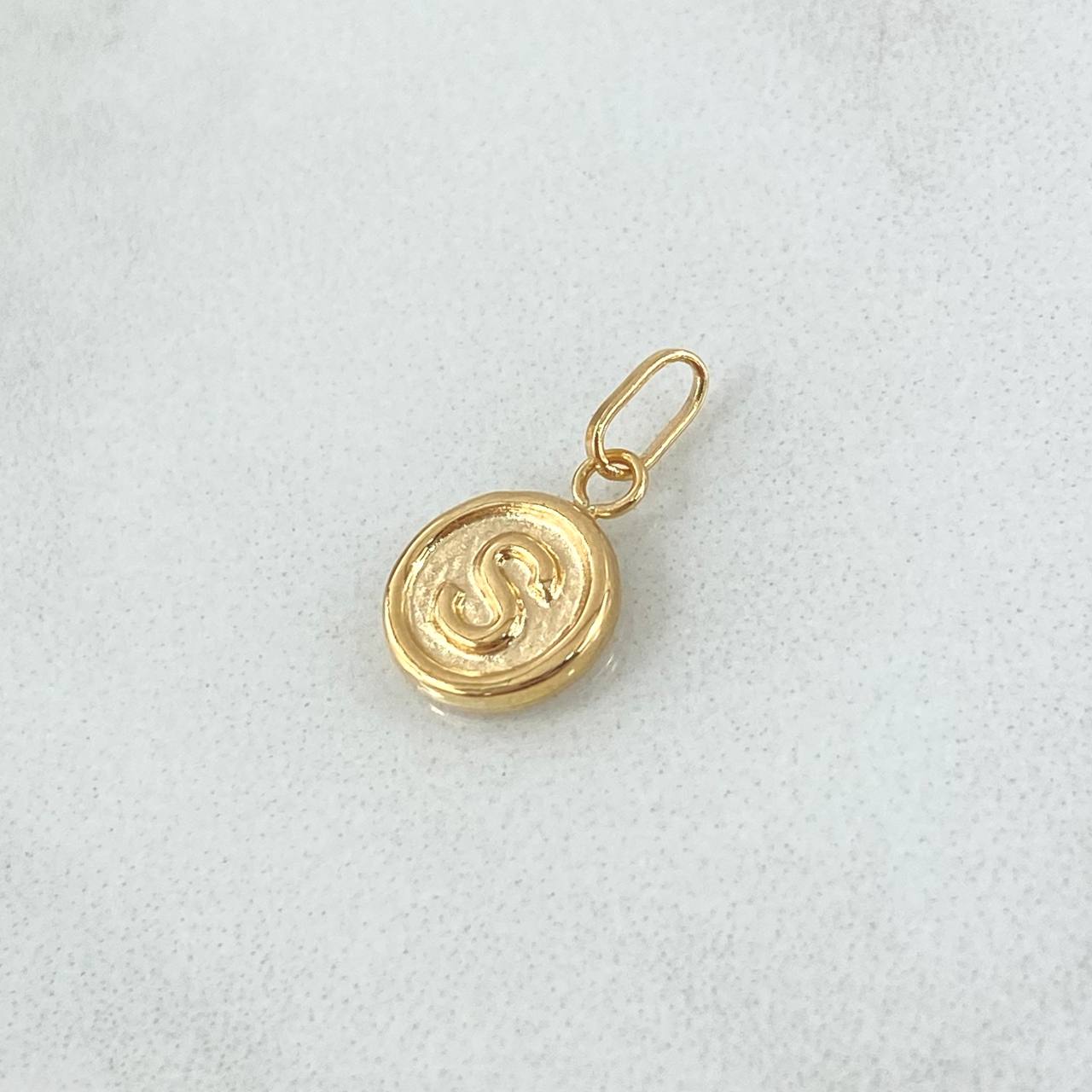 Dije Letra S 0.4gr / 1.4cm / Circulo Mate Oro Amarillo 18K