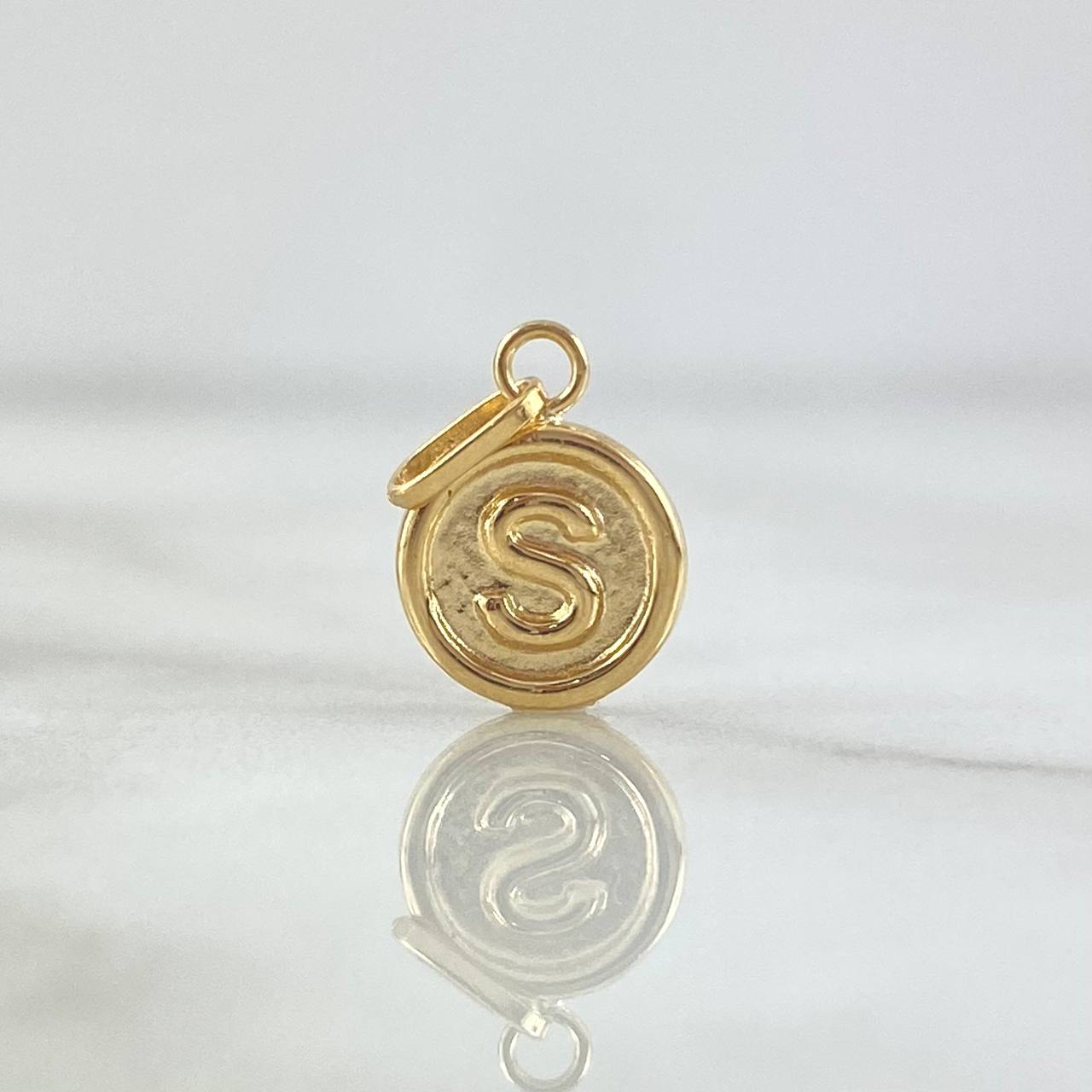 Dije Letra S 0.4gr / 1.4cm / Circulo Mate Oro Amarillo 18K