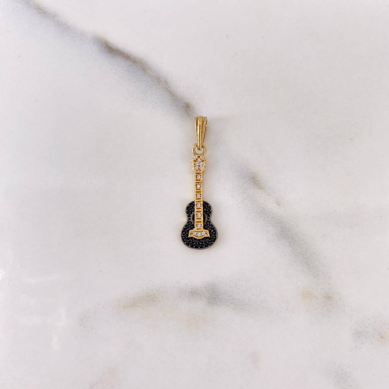 Dije Guitarra 1.15gr / 2.9cm / Circones Negros Blancos Oro Amarillo 18K $