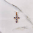 Dije Cruz Tupida 1.35gr / 2.6cm / Circones Blancos Azules Oro Rosa 18K #