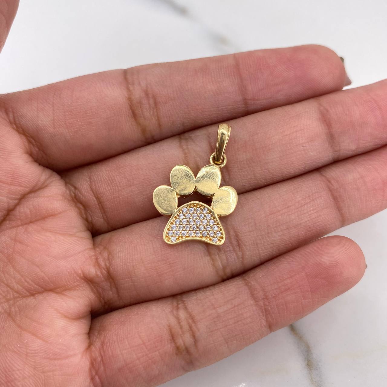 Dije Huella 2.3gr / 2.3cm / Circones Blancos Oro Amarillo 18K #