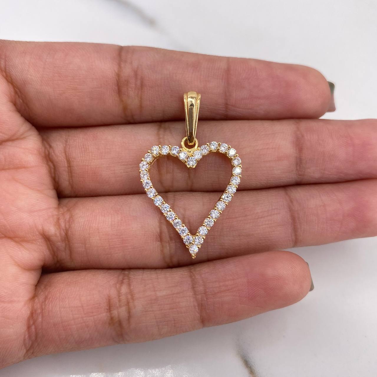 Dije Silueta Corazon 2.15gr / 3.1cm / Circones Blancos Oro Amarillo 18K $