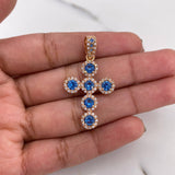 Dije Cruz Tupida 4.1gr / 3.8cm / Circones Blancos Azules Oro Rosa 18K #