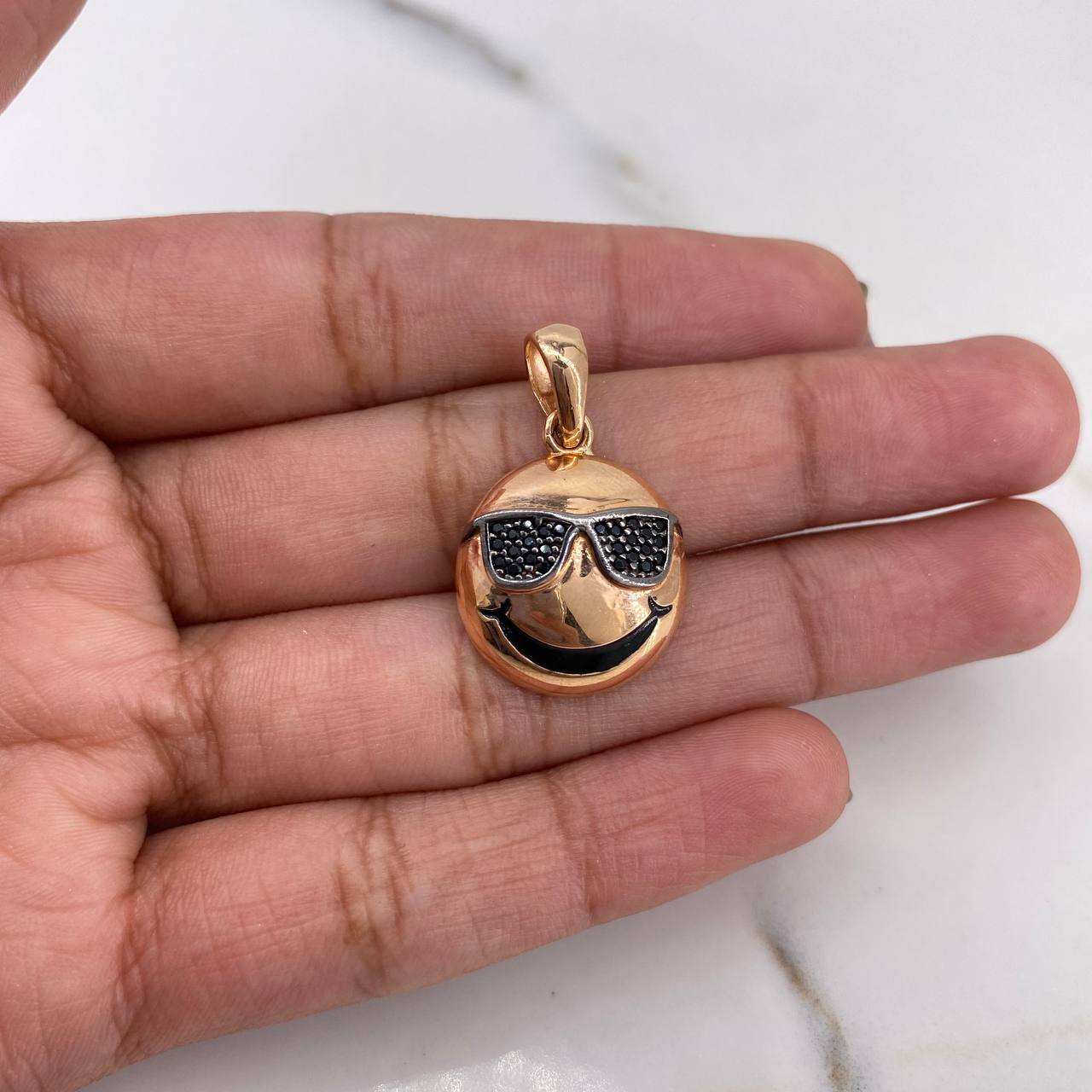 Dije Emoji Gafas 3.45gr / 2.6cm / Circones Negros Oro Rosa 18K $