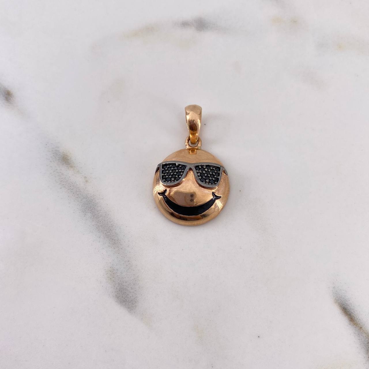 Dije Emoji Gafas 3.45gr / 2.6cm / Circones Negros Oro Rosa 18K $