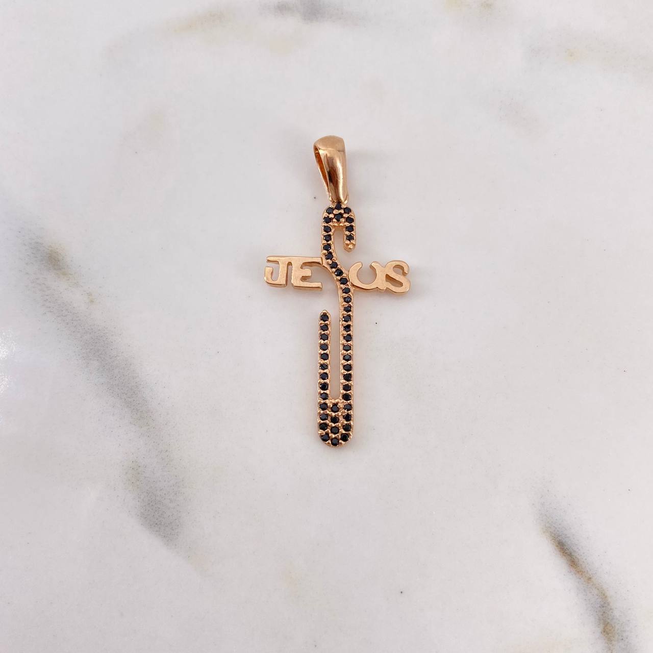 Dije Cruz Jesus 2.45gr / 3.7cm / Circones Negros Oro Rosa 18K $