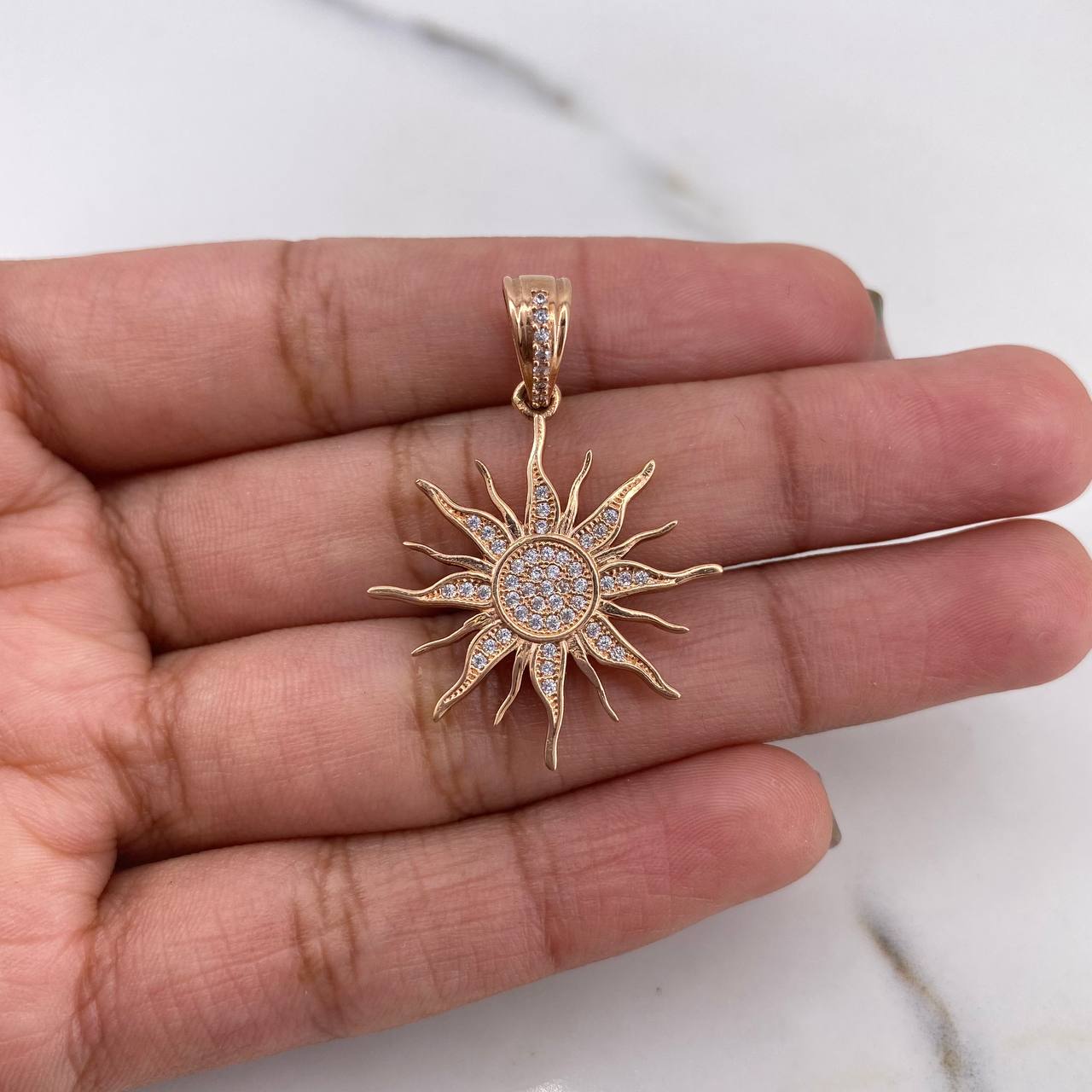Dije Sol 3.95gr / 3.3cm / Circones Blancos Oro Rosa 18K $