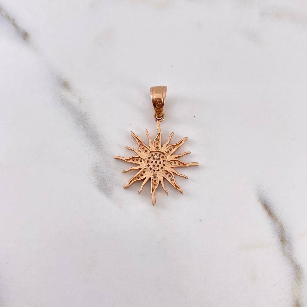 Dije Sol 3.95gr / 3.3cm / Circones Blancos Oro Rosa 18K $