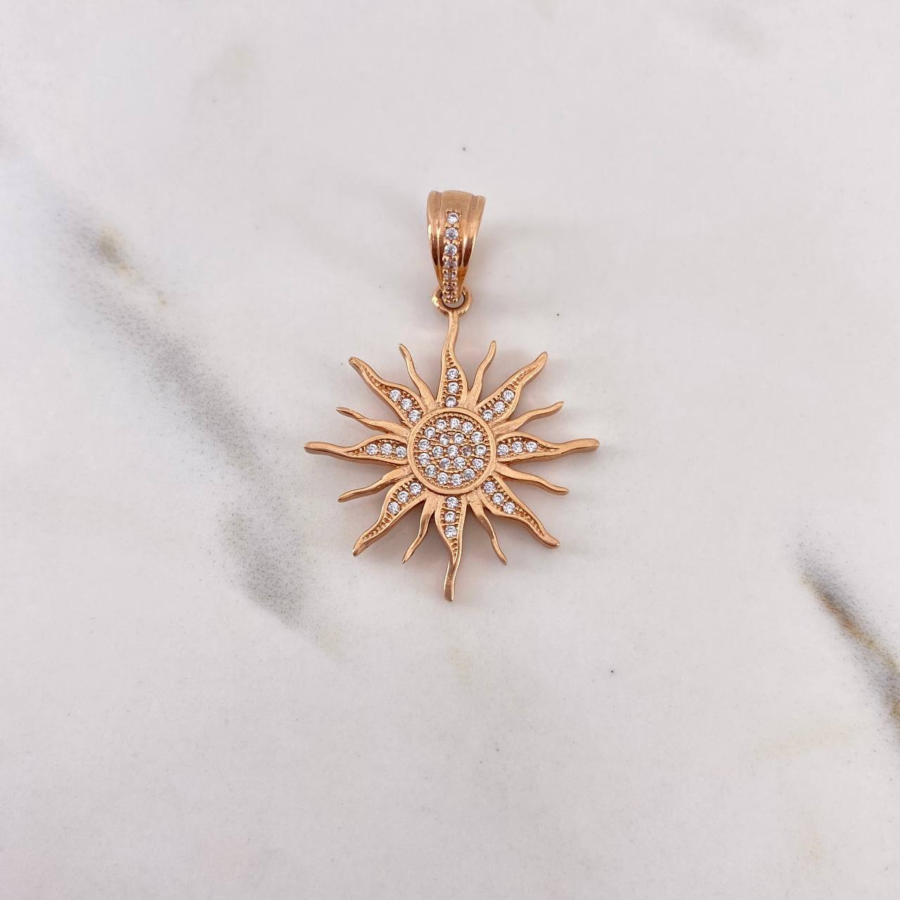 Dije Sol 3.95gr / 3.3cm / Circones Blancos Oro Rosa 18K $