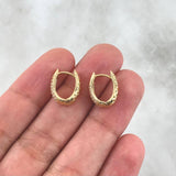 Candongas Ovaladas Basteadas 2.7gr / 1.2cm / Circones Blancos Oro Amarillo 18K
