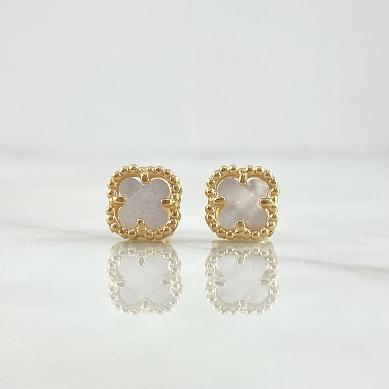 Topos Trébol VCyA 2gr / 7mm Nacar Blanco Punteado Oro Amarillo Nac.Esp. 18K ©