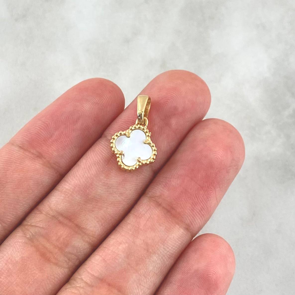 Dije Trébol VCyA 1.45gr / 1.6cm / 10mm Nacar Blanco Punteado Oro Amarillo Nac.Esp. 18K ©