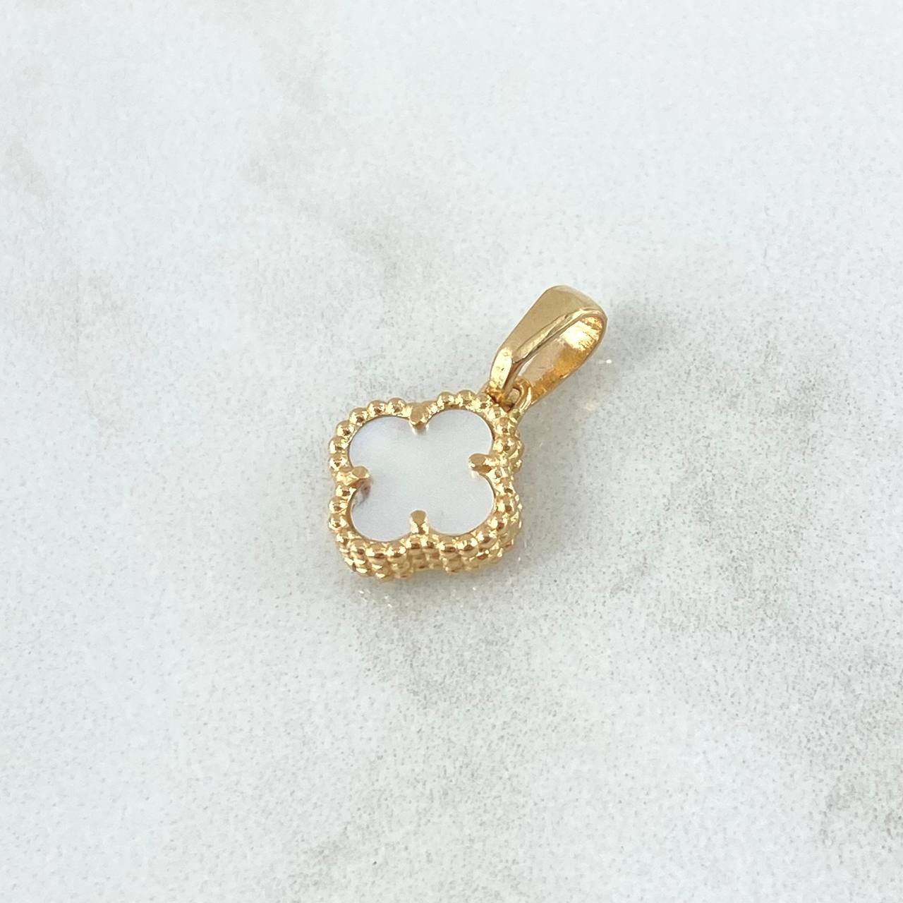 Dije Trébol VCyA 1.45gr / 1.6cm / 10mm Nacar Blanco Punteado Oro Amarillo Nac.Esp. 18K ©