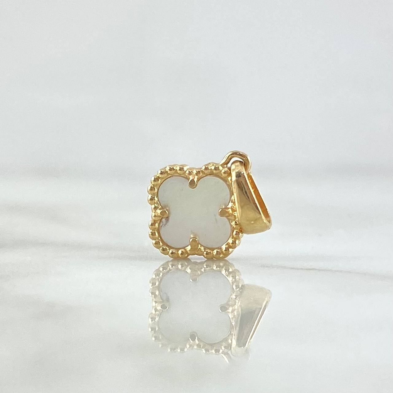 Dije Trébol VCyA 1.45gr / 1.6cm / 10mm Nacar Blanco Punteado Oro Amarillo Nac.Esp. 18K ©