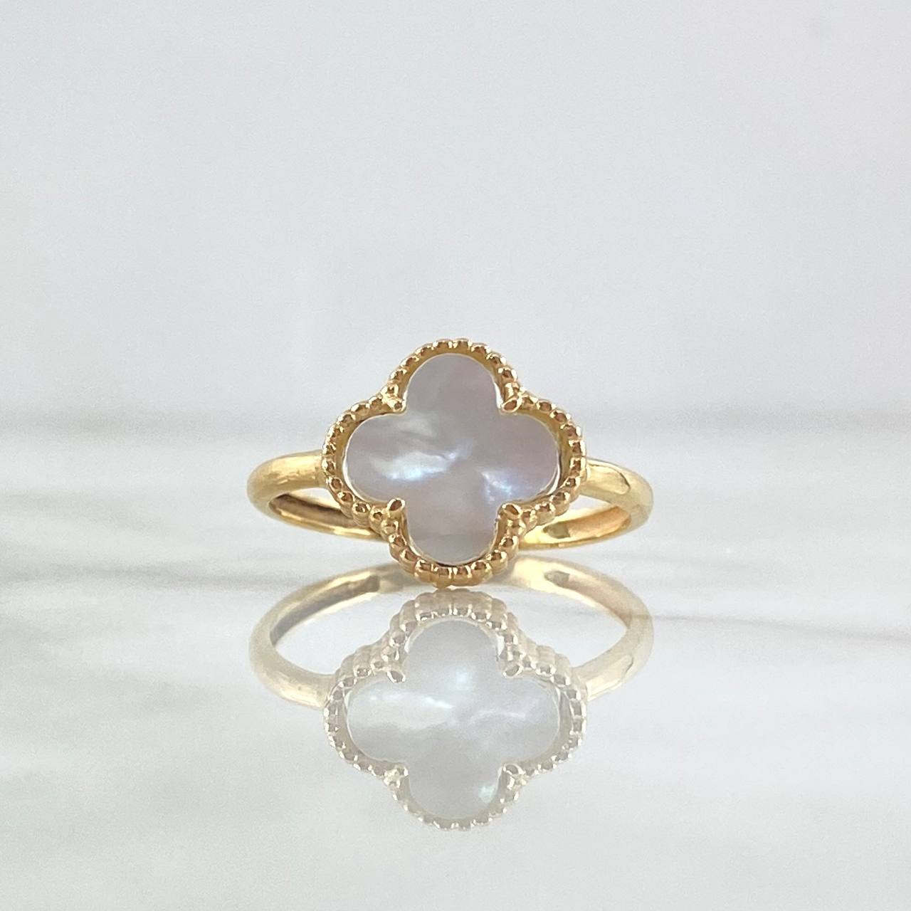 Anillo Trébol VCyA 2.35gr / T7 3/4 / 12mm Nacar Blanco Punteado Oro Amarillo Nac.Esp. 18K ©
