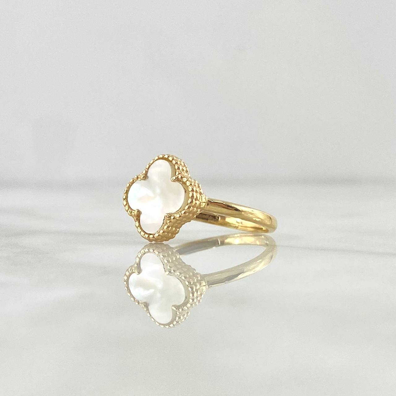 Anillo Trébol VCyA 2.35gr / T7 3/4 / 12mm Nacar Blanco Punteado Oro Amarillo Nac.Esp. 18K ©