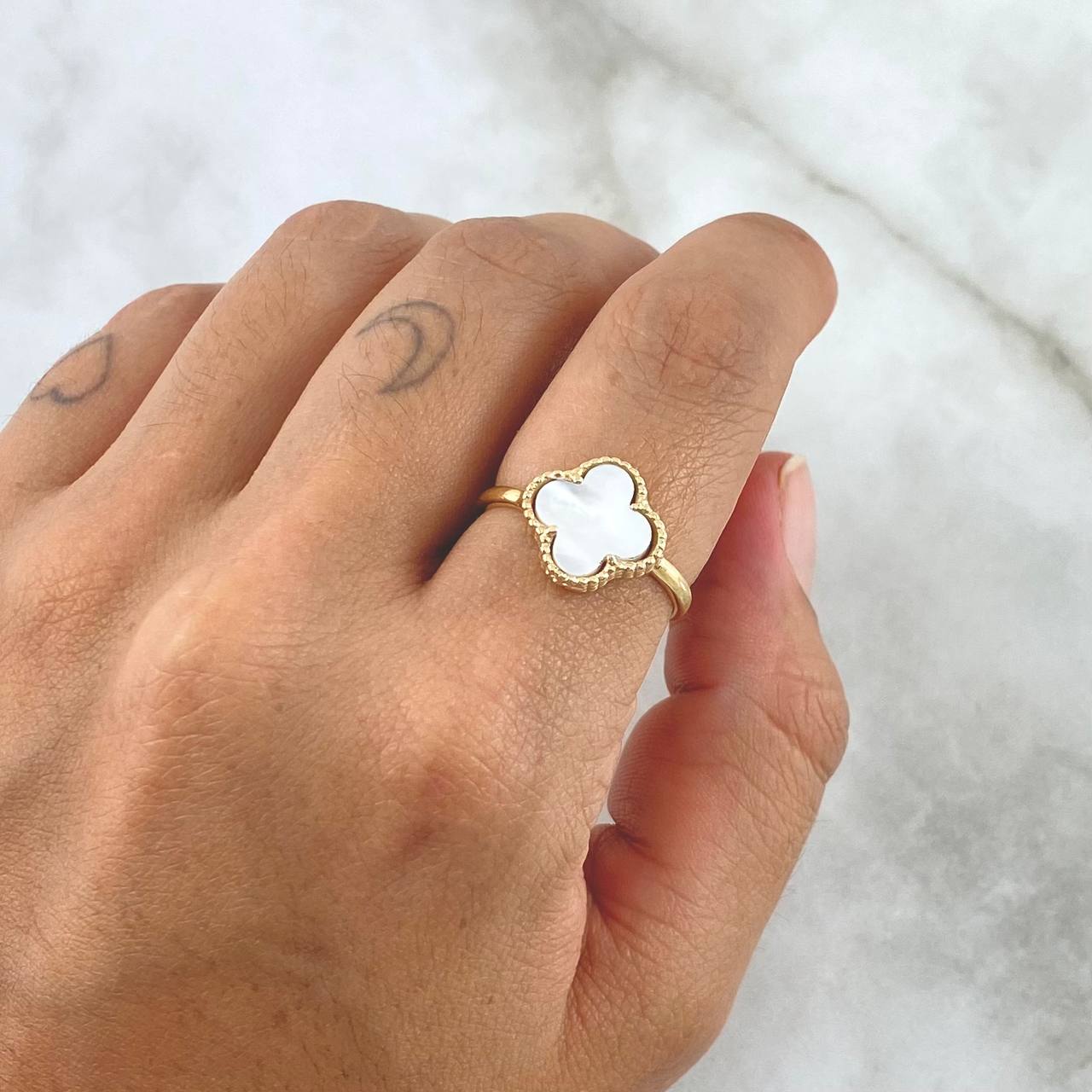 Anillo Trébol VCyA 2.35gr / T7 3/4 / 12mm Nacar Blanco Punteado Oro Amarillo Nac.Esp. 18K ©