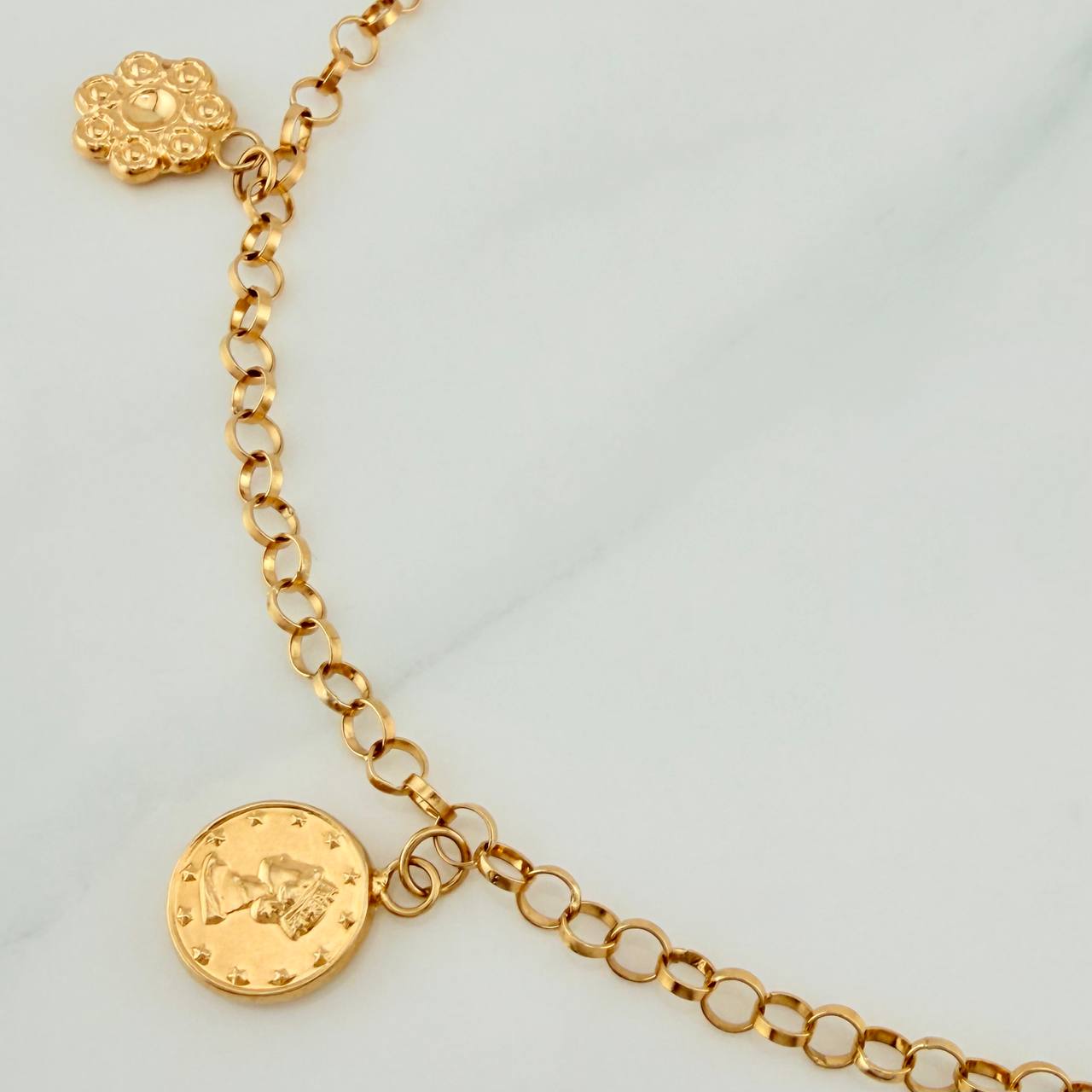 Tobillera Aro Seguido Dijes 5.85gr / 26.5cm / 2.97mm Oro Amarillo 18K %