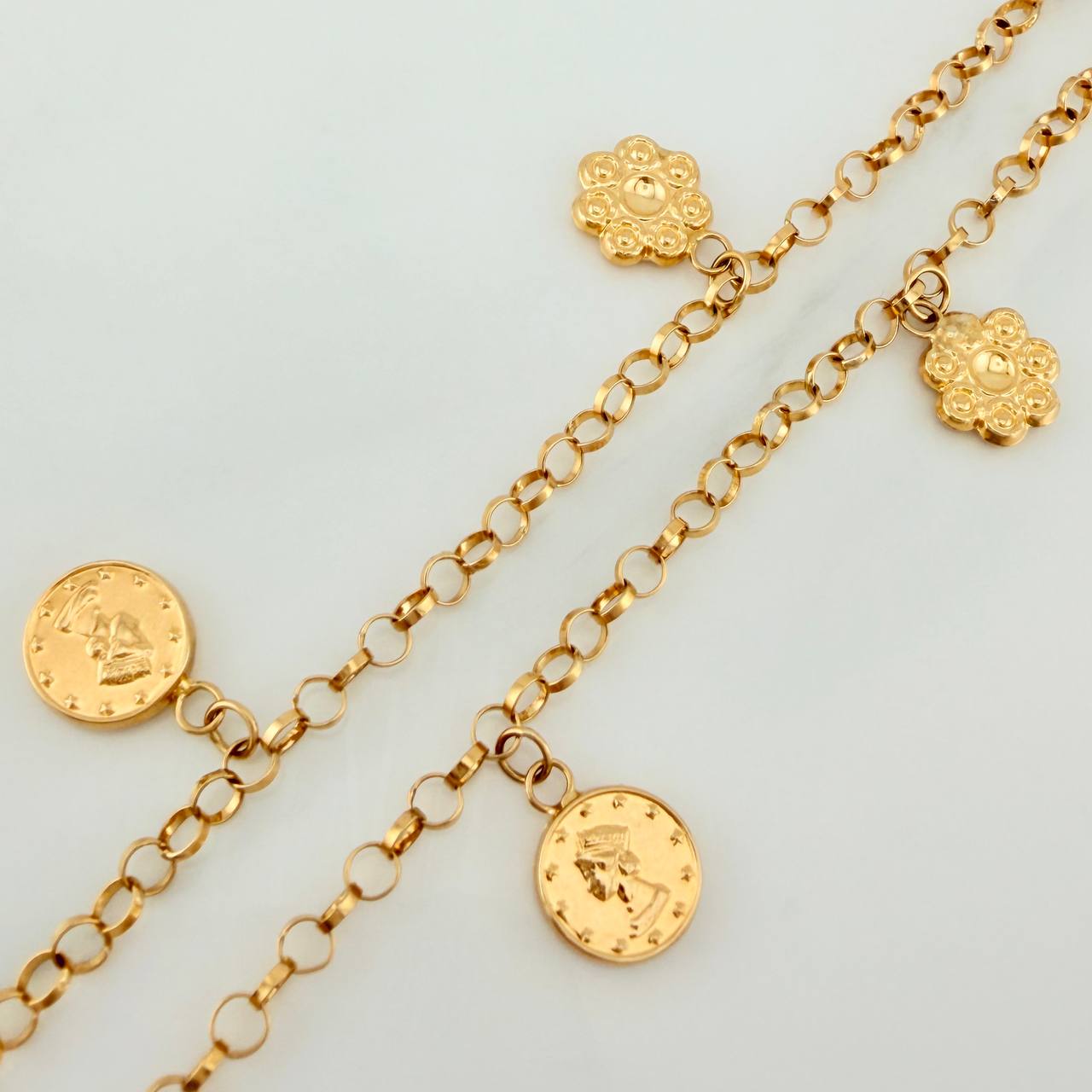 Tobillera Aro Seguido Dijes 5.85gr / 26.5cm / 2.97mm Oro Amarillo 18K %