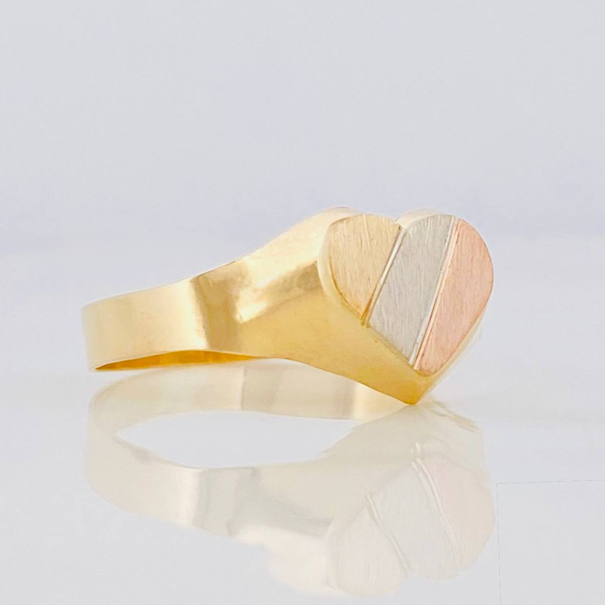 Anillo Sello Corazón 1.55g / T8 1/2 Tres Oros 18K