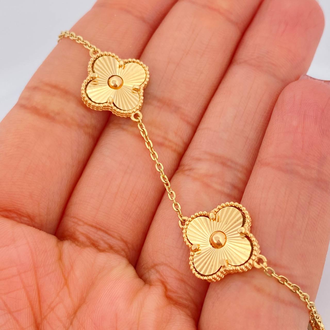 Pulso Aro Seguido Treboles 6.45gr / 16cm-18cm / 1.25mm Oro Amarillo 18K &