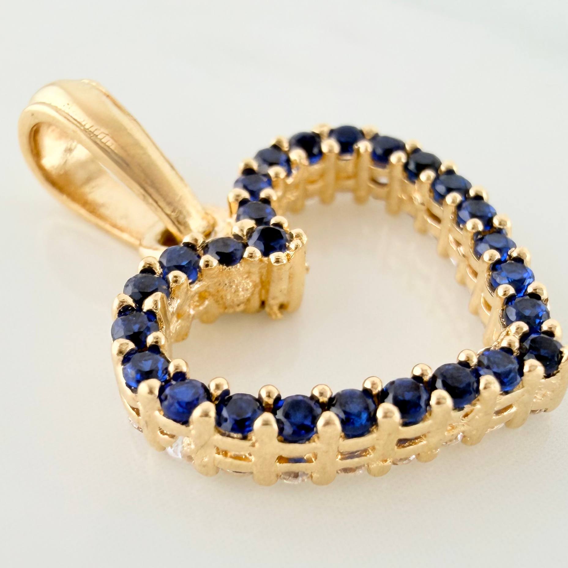 Dije Corazón Silueta Doble Faz 1.5 g / 2 cm Oro Amarillo 18K