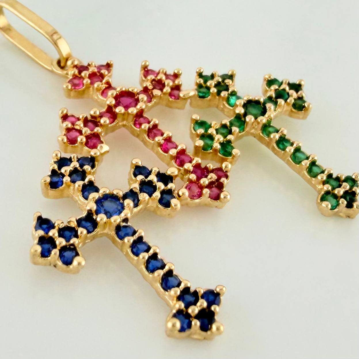 Dije Tres Cruces 1.7gr / 2.5cm / Oro Amarillo 18K %