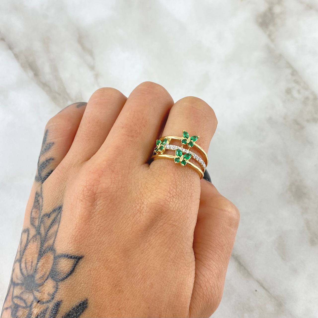 Anillo Tres Lineas Mariposa 4.2gr / T6 3/4 / Circones Blancos Verdes Oro Amarillo 18K *
