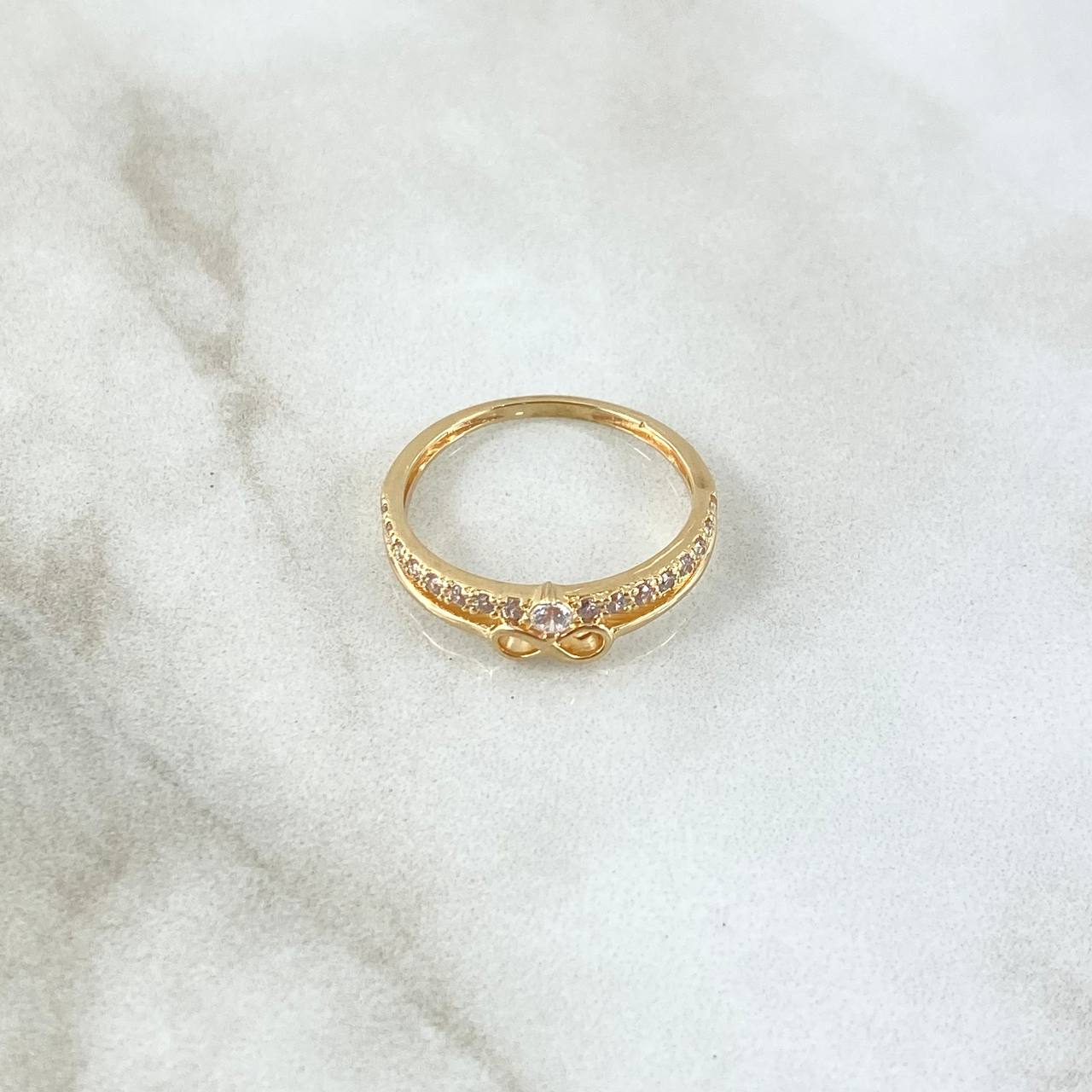 Anillo Solitario Infinito Super Puesto 2.25gr / T6 1/4 / Circones Blancos Oro Amarillo 18K *