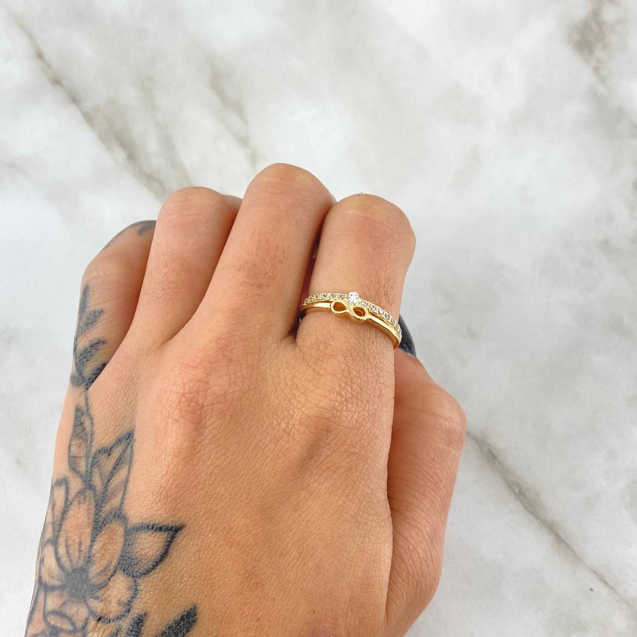 Anillo Solitario Infinito Super Puesto 2.25gr / T6 1/4 / Circones Blancos Oro Amarillo 18K *