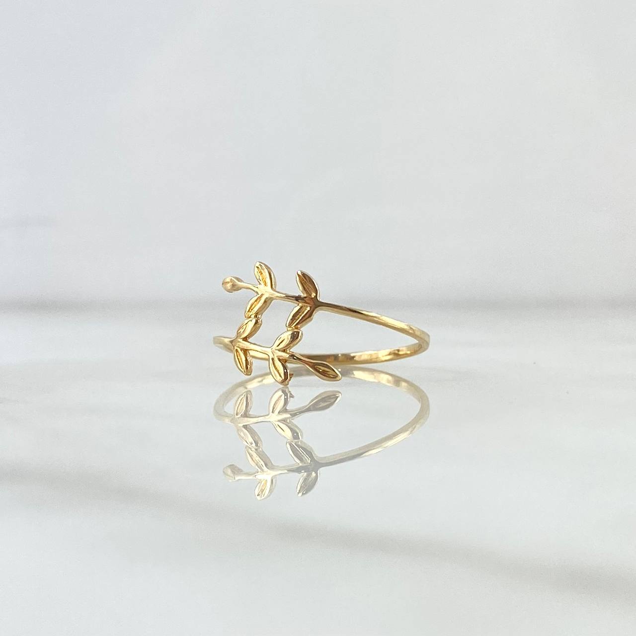 Anillo En Hojas Cruzadas 1.1gr / T6 1/2 / Liso Oro Amarillo 18K *