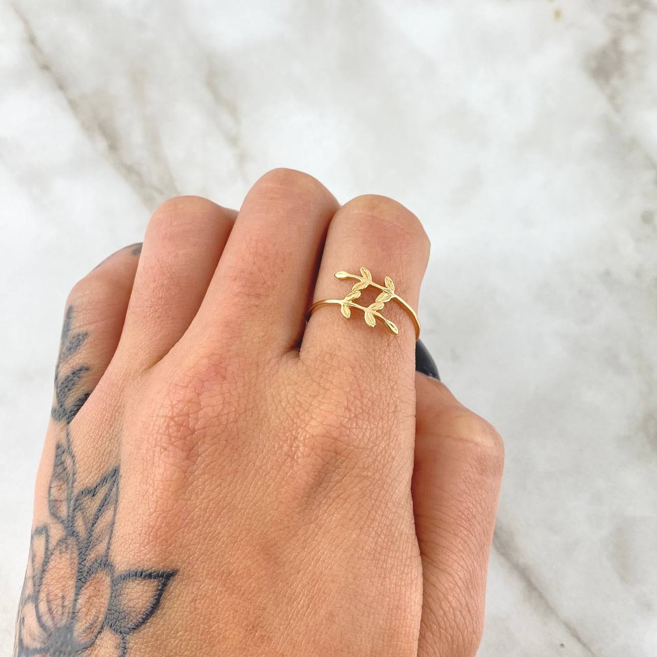 Anillo En Hojas Cruzadas 1.1gr / T6 1/2 / Liso Oro Amarillo 18K *
