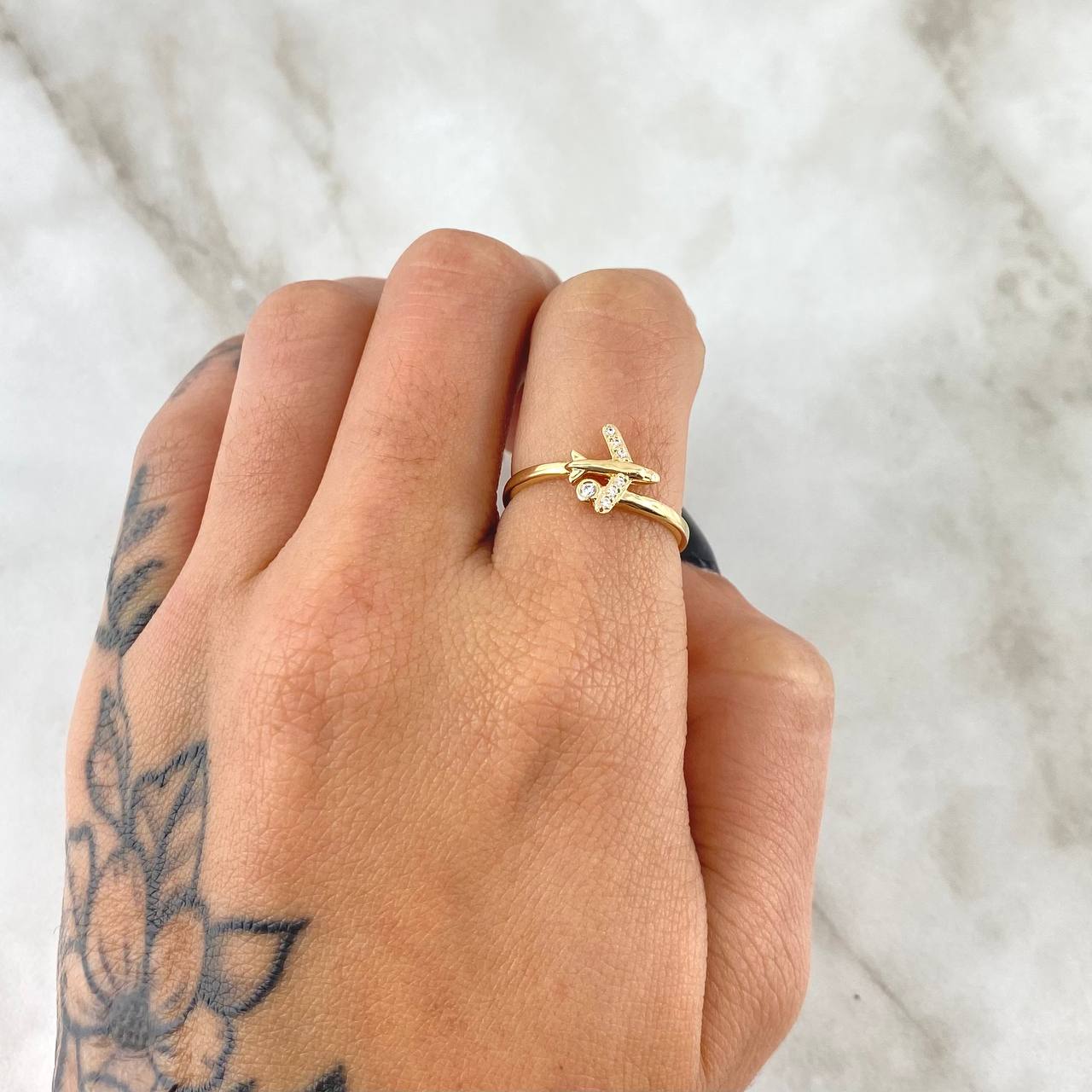 Anillo Avión 1.45gr / T4 3/4 / Circones Blancos Oro Amarillo 18K