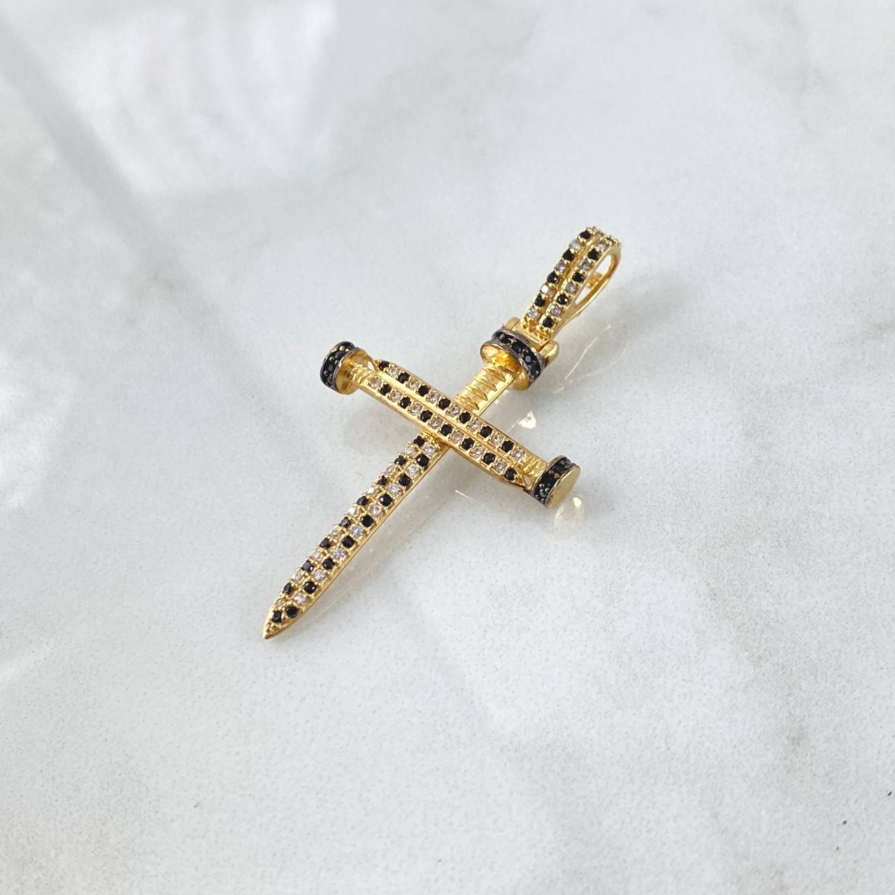 Dije Cruz Clavo 4.15gr / 4.7cm / Circones Negros Blancos Oro Amarillo 18K