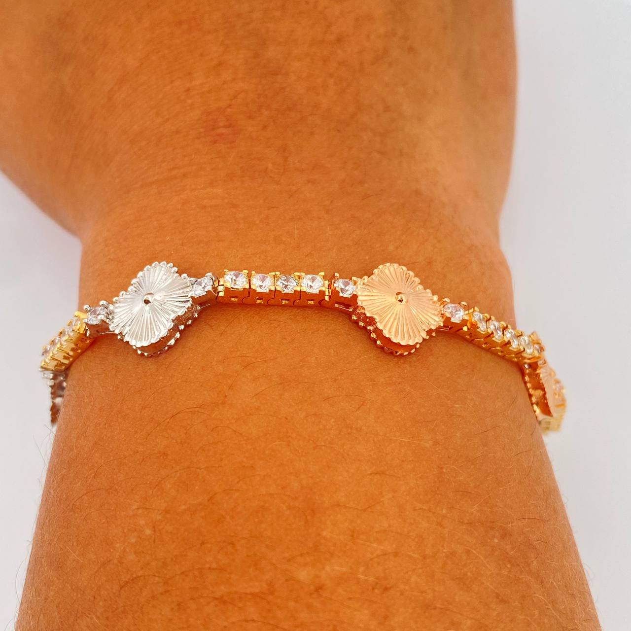 Pulso Trebol Tennis 13.6gr / 17.5cm / 3mm Tres Oros 18K %