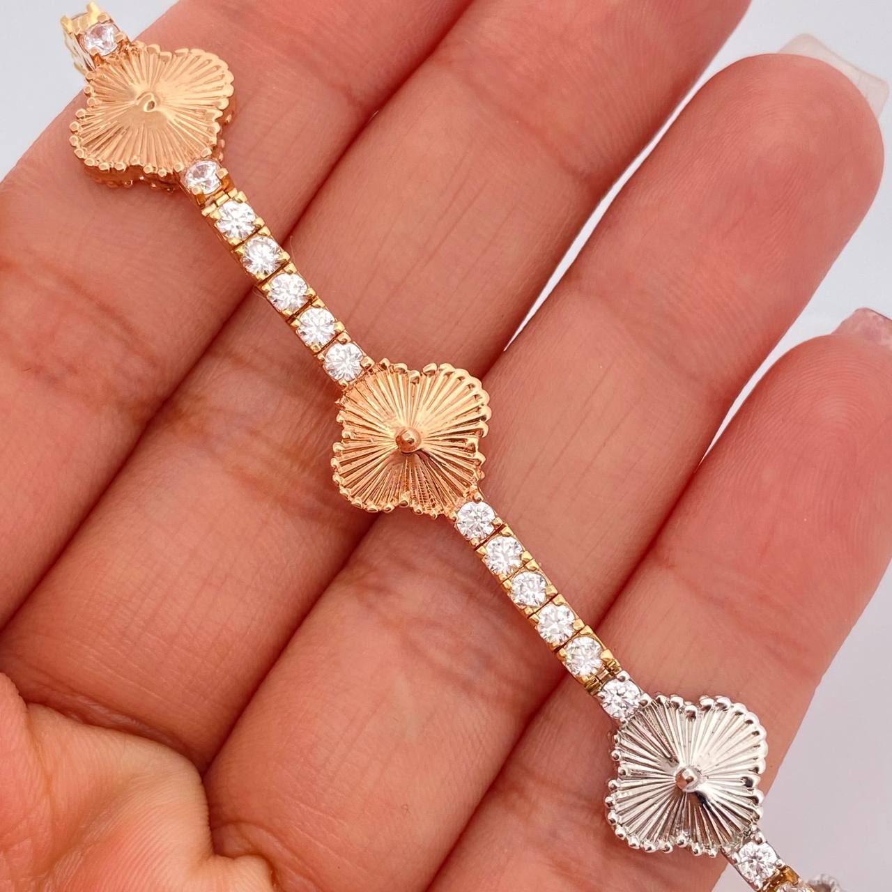 Pulso Trebol Tennis 13.6gr / 17.5cm / 3mm Tres Oros 18K %