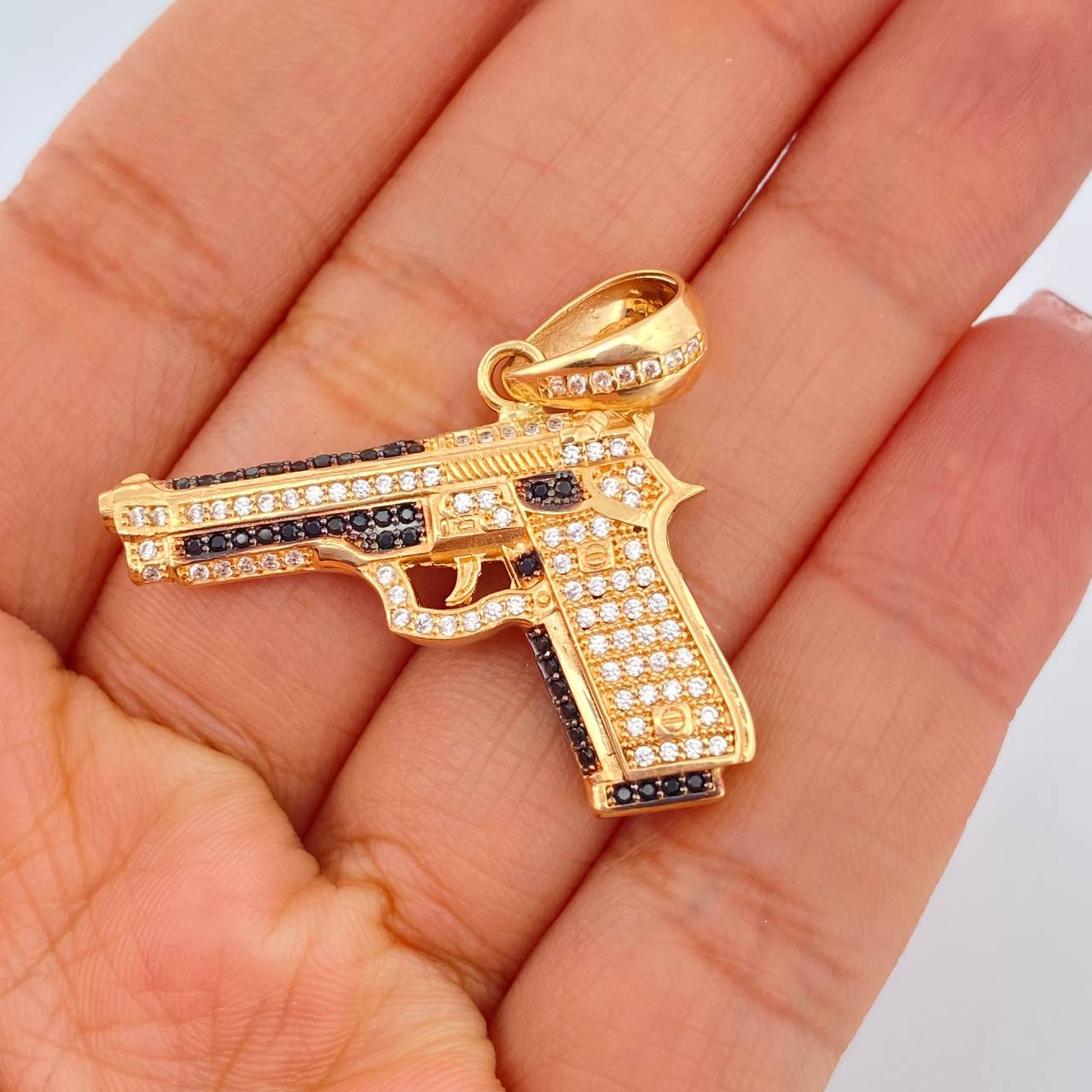 Dije Pistola 10.8gr / 3.5cm / Dos Oros Negro Amarillo 18K %