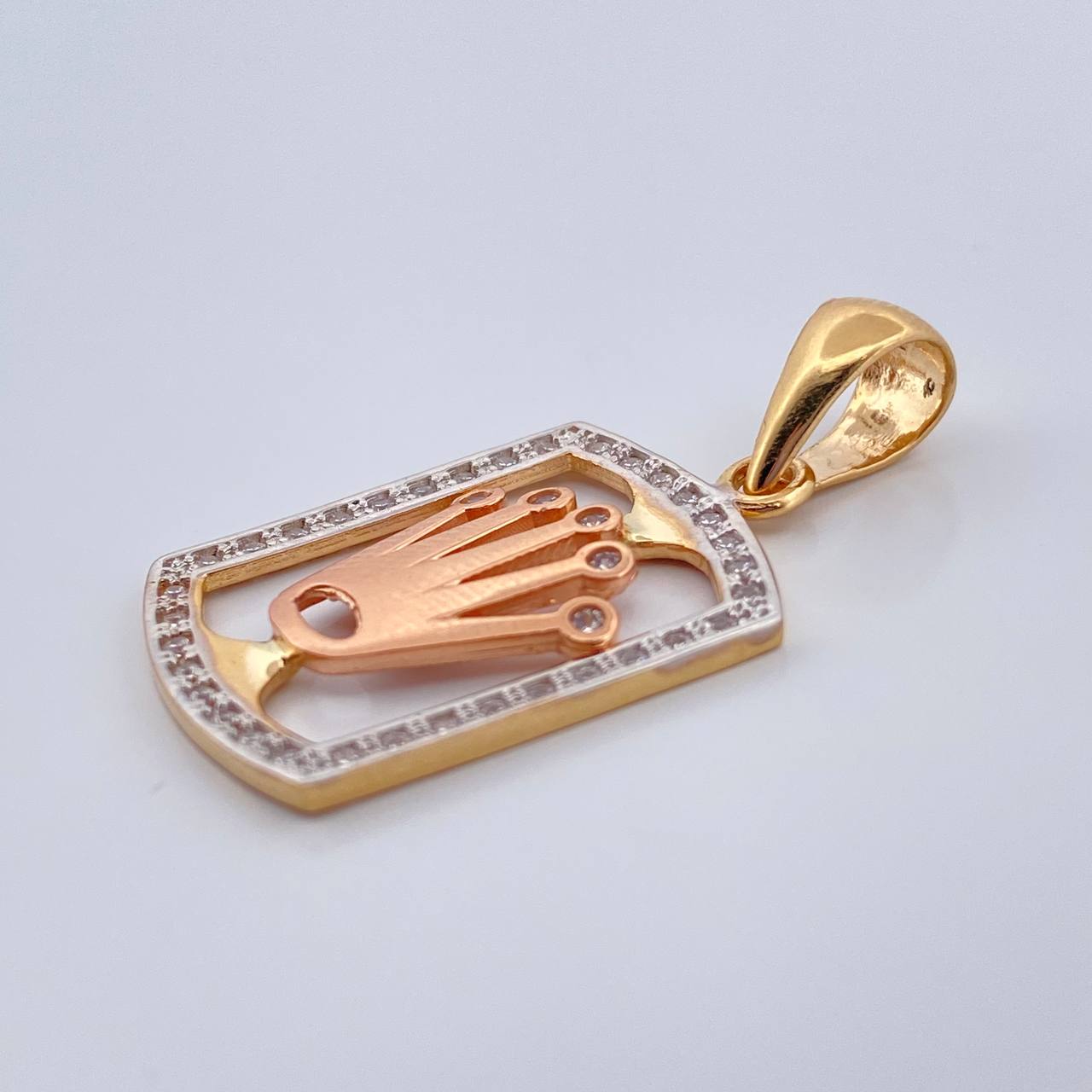 Dije Placa Corona 2.75gr / 3.1cm / Tres Oros 18K %