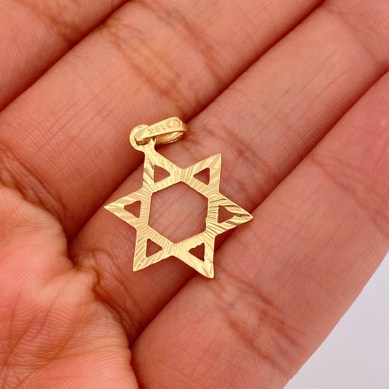 Dije Estrella De David 0.7gr / 2.5cm / Oro Amarillo 18K %