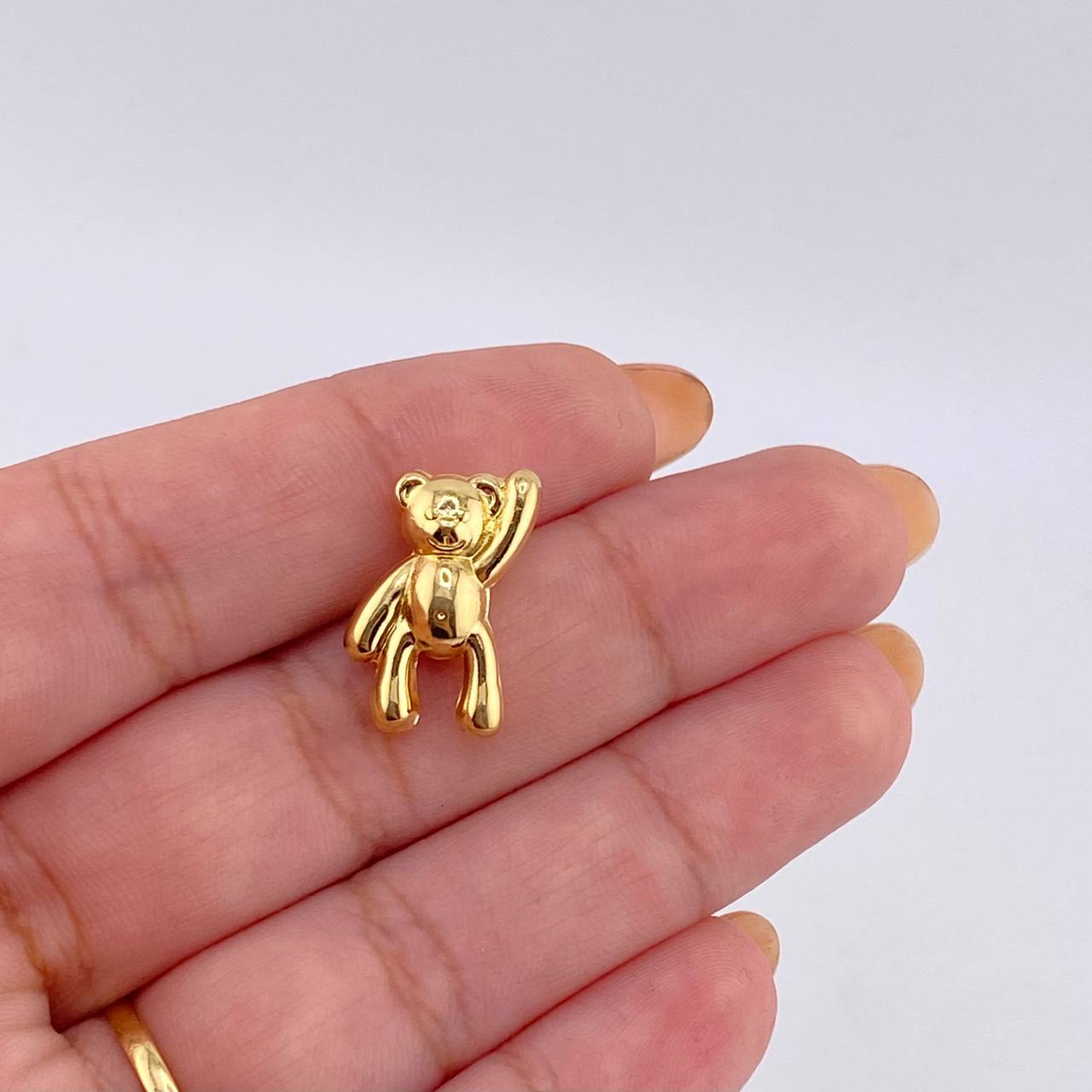 Dije 0so Mano Arriba 1.35gr / 1.8cm / Oro Amarillo 18K ©