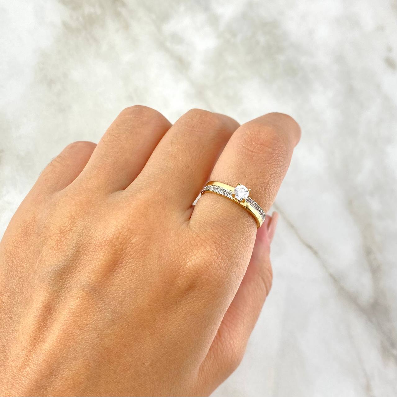 Anillo Solitario Lineas 2.8gr / T6 1/4 / Circones Blancos Dos Oros Amarillo Blanco