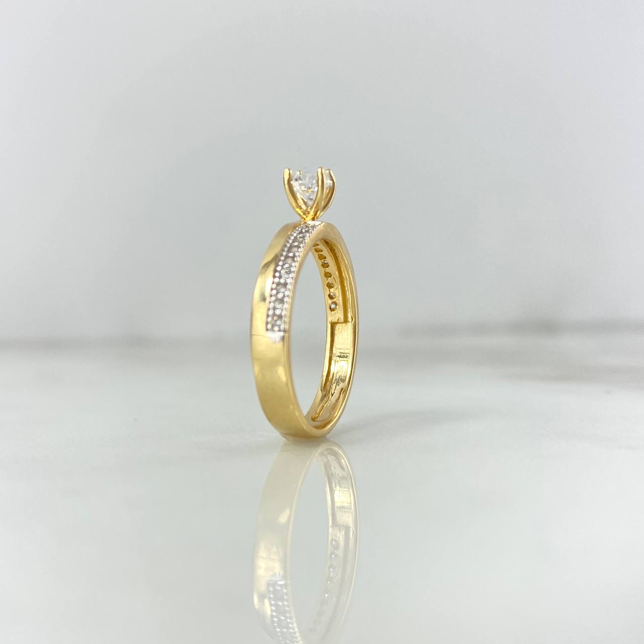 Anillo Solitario Lineas 2.8gr / T6 1/4 / Circones Blancos Dos Oros Amarillo Blanco