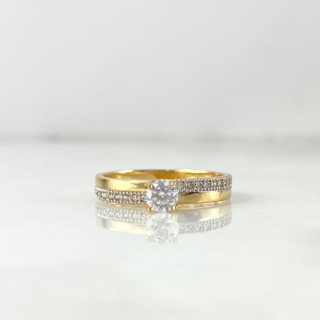 Anillo Solitario Lineas 2.8gr / T6 1/4 / Circones Blancos Dos Oros Amarillo Blanco