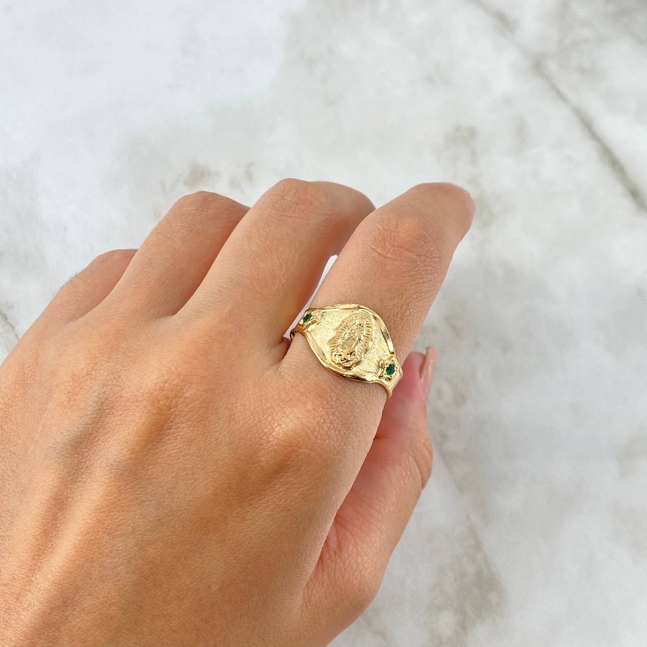 Anillo Sello Virgen de Guadalupe 2.35gr / T10 / Circones Verdes Oro Amarillo ©