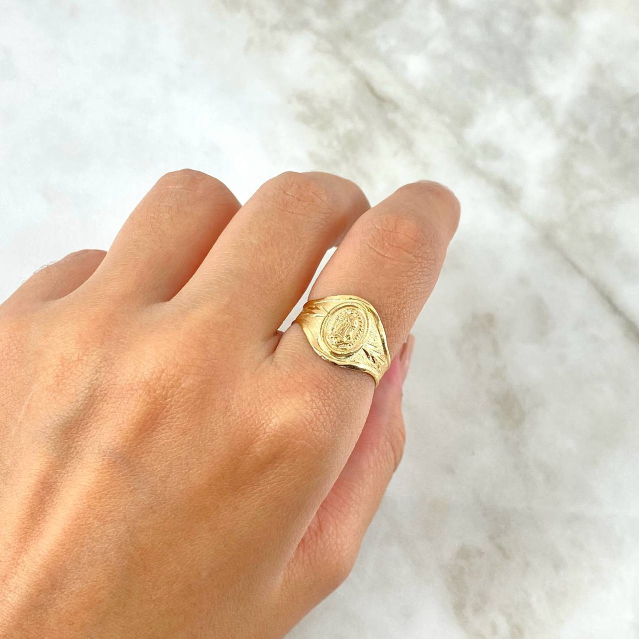 Anillo Sello Virgen de Guadalupe 2.05gr / T9 3/4 / Oro Amarillo ©