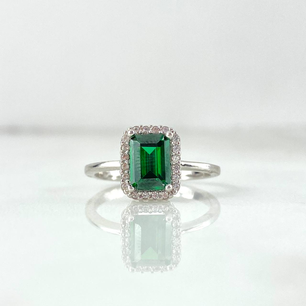 Anillo Soliario Halo Rectangular 2.55gr / T5 1/2 / Circones Blancos-Verdes Oro Blanco ©