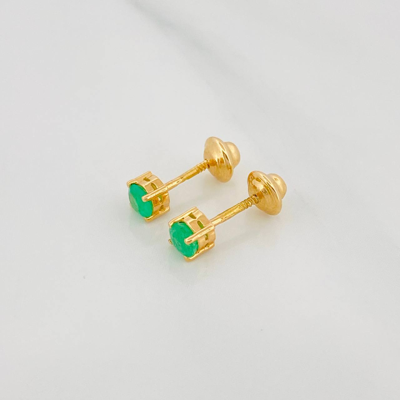 Topos Cuatro Garras Esmeraldas 44Pts 0.9 g / 3.9 mm Oro Amarillo 18K