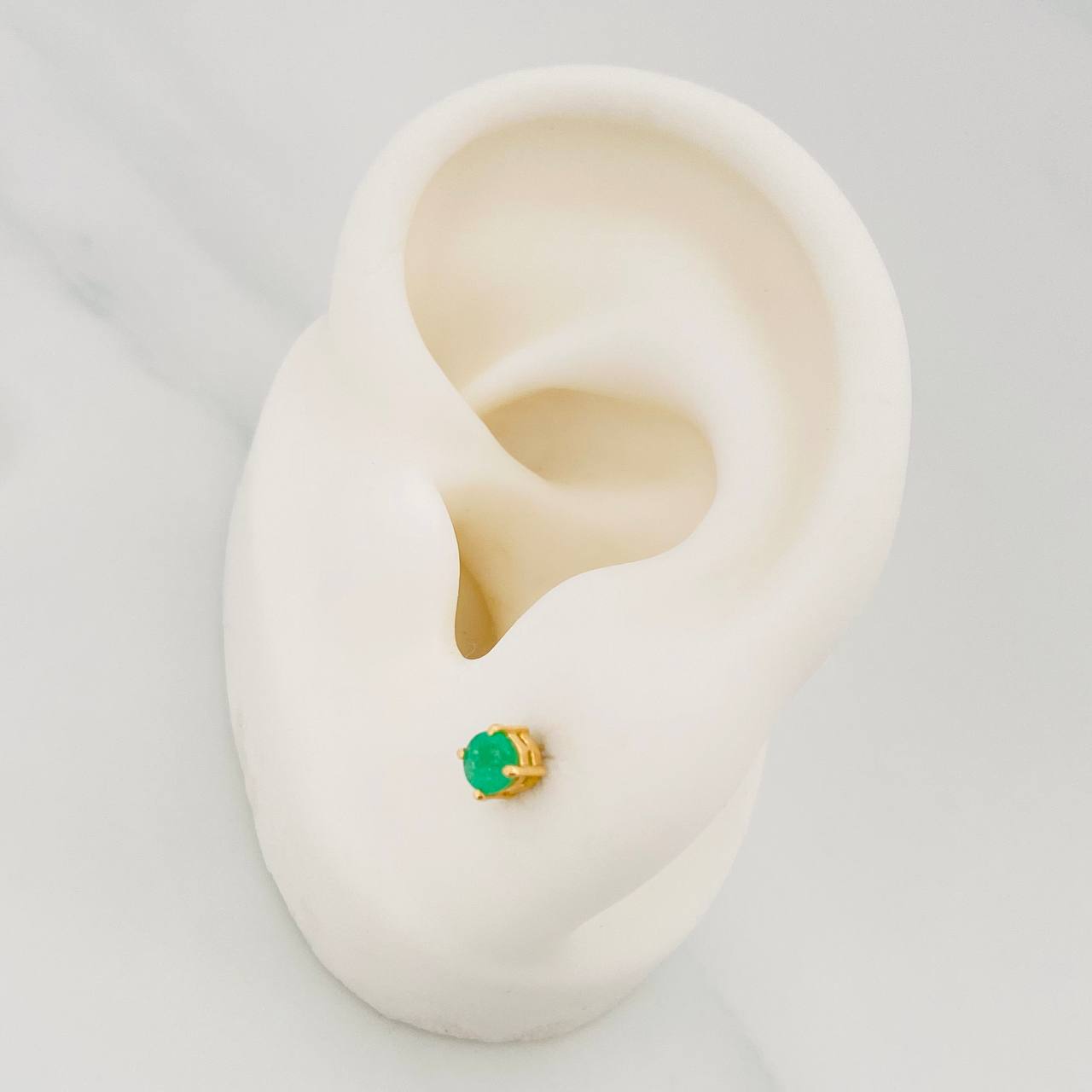 Topos Cuatro Garras Esmeraldas 44Pts 0.9 g / 3.9 mm Oro Amarillo 18K
